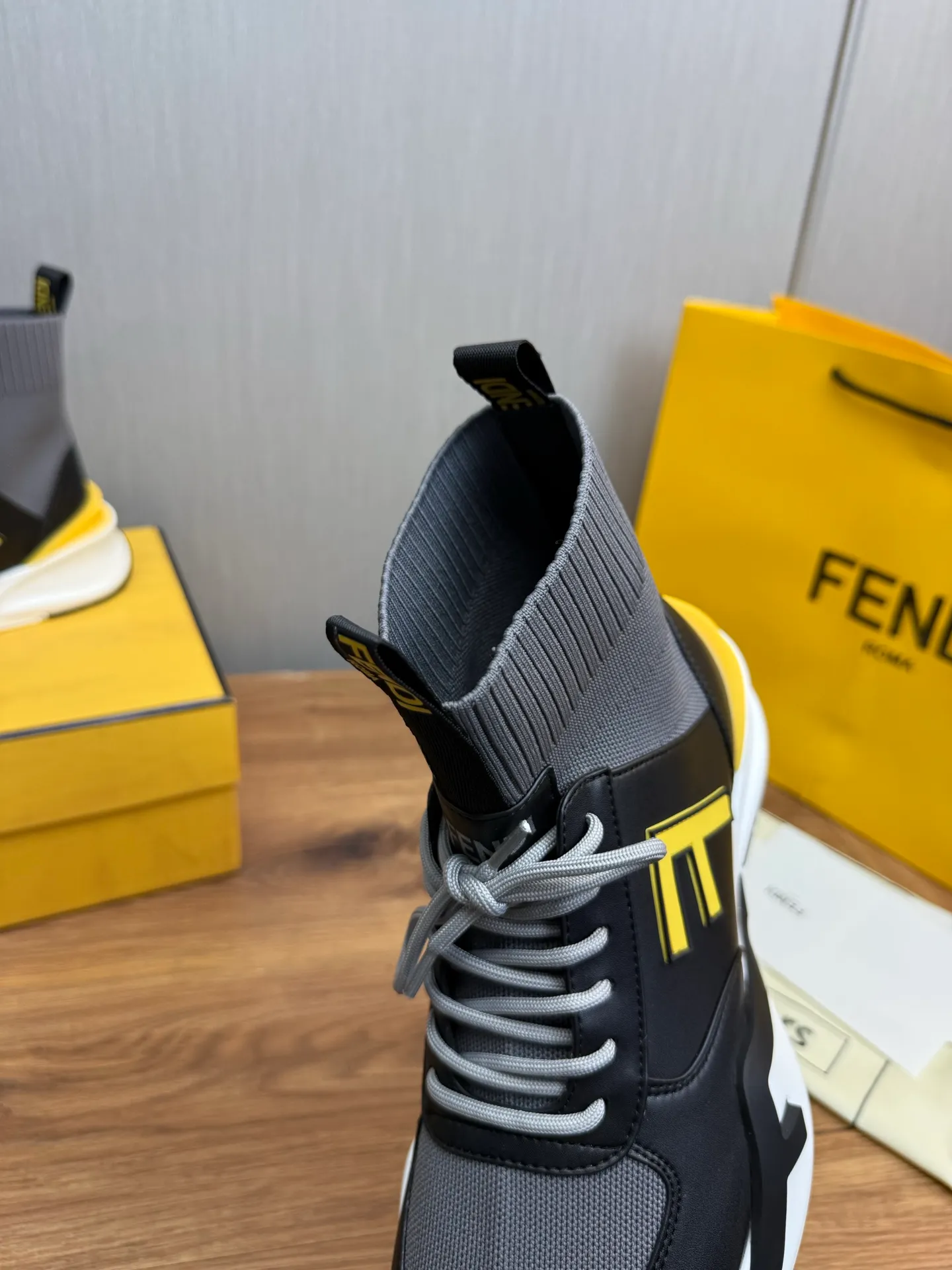 Men's men's shoes 💰560💰 Fendi [Fendi] hot style is on the market 🔥Fashionable casual men's shoes 🔱 Made of original brand fly knit fabric. Original cowhide + breathable mesh lining + sheepskin feet. Perfect shape and top quality, you deserve it 🔜Original rubber outsole, ultra-light, non-slip and wear-resistant 👣 Standard size 38-44